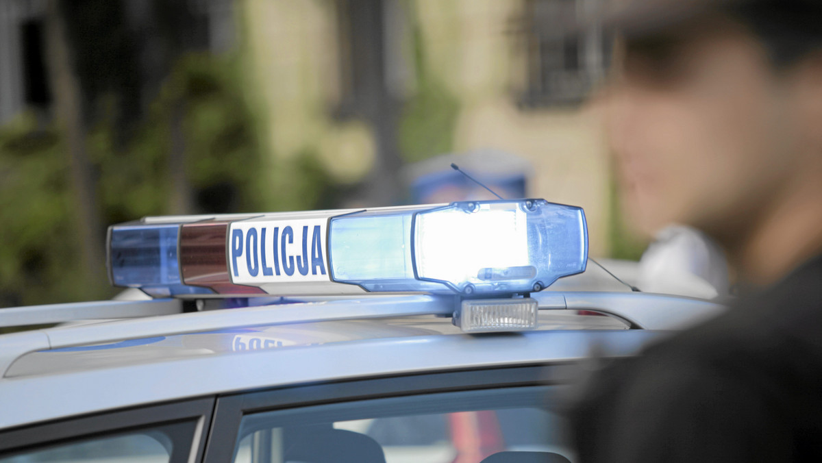 Od prawie czterech miesięcy policja szuka porywaczy 14-letniej córki wysokiego rangą policjanta ze Szczecina. Dziewczyna została uprowadzona 23 maja spod domu. Do tej pory sprawę trzymano w tajemnicy - podaje TVN24.pl.