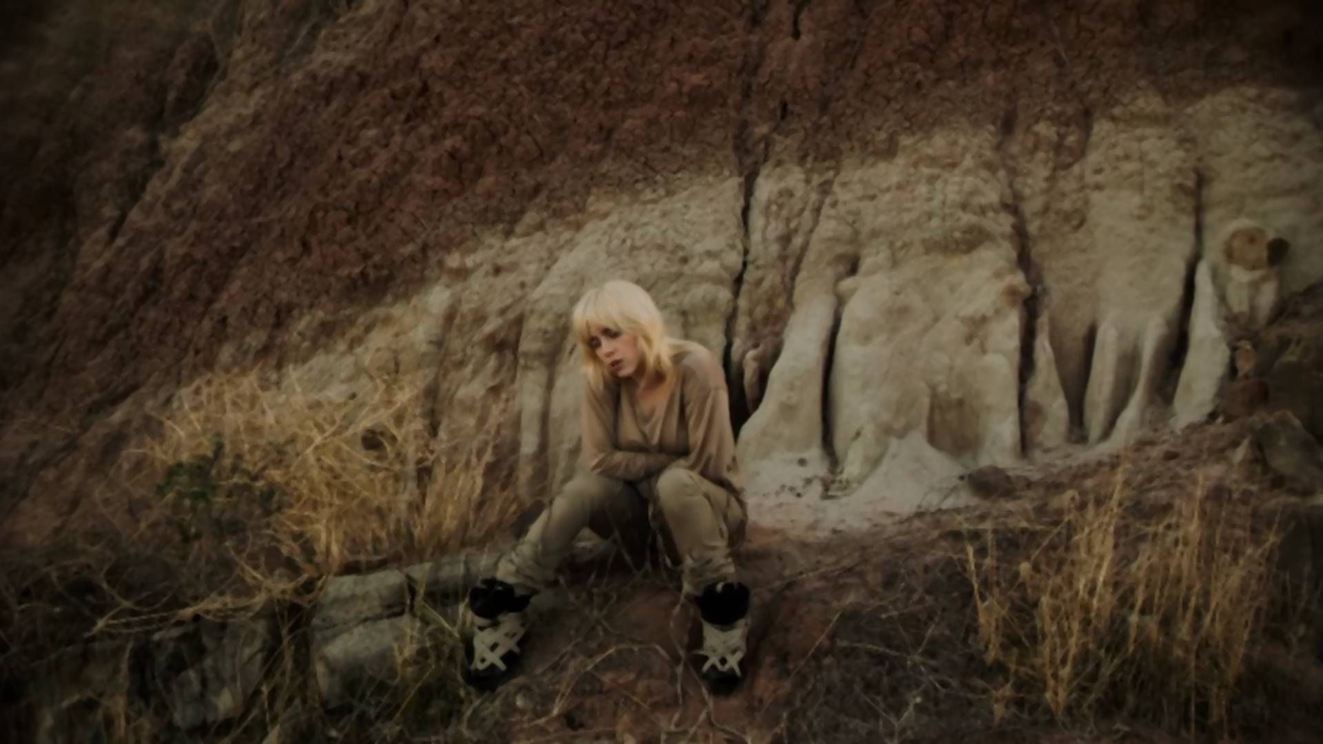 Billie Eilish nyakát egy kígyó öleli, amíg szomorúan énekel a hatalomról - videó