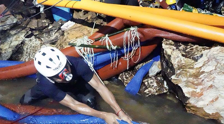 A barlangászok keresik a feltételezett kürtőt, amelyen keresztül kutyaugatást hallottak /Fotó: MTI/ EPA THAI NAVY SEAL