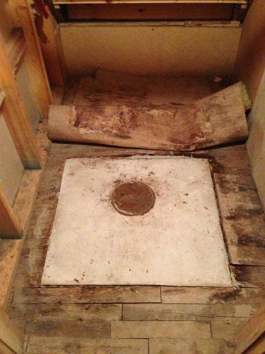 A ispod tepiha se krije tajni otvor