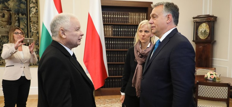 Węgierska gazeta o wizycie Orbana w Polsce: Czarne owce UE trzymają się razem