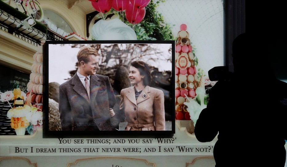 II. Erzsébet brit királynőről és férjéről, Fülöp edinburghi hercegről készült kép a windsori kastély közelében 2021. április 17-én, a királyi házastárs temetési szertartásának napján. / MTI/AP/Frank Augstein