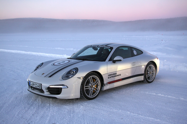 Porsche na zamarzniętym jeziorze