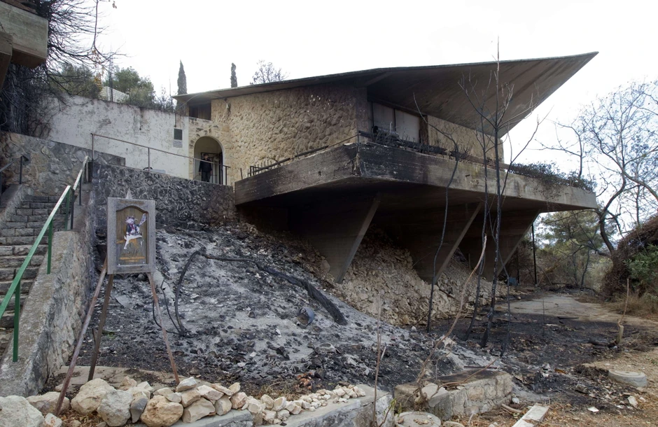 U požaru na planini Karmel poginule su 42 osobe i uništena su 74 objekta.