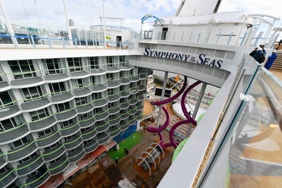 Przy maksymalnym obłożeniu Symphony of the Seas może pomieścić 6 680 pasażerów oraz 2200 członków załogi. 