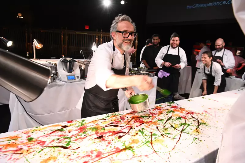 Massimo Bottura w swoich daniach łączy tradycję kulinarną, sztukę i nowoczesne spojrzenie na świat