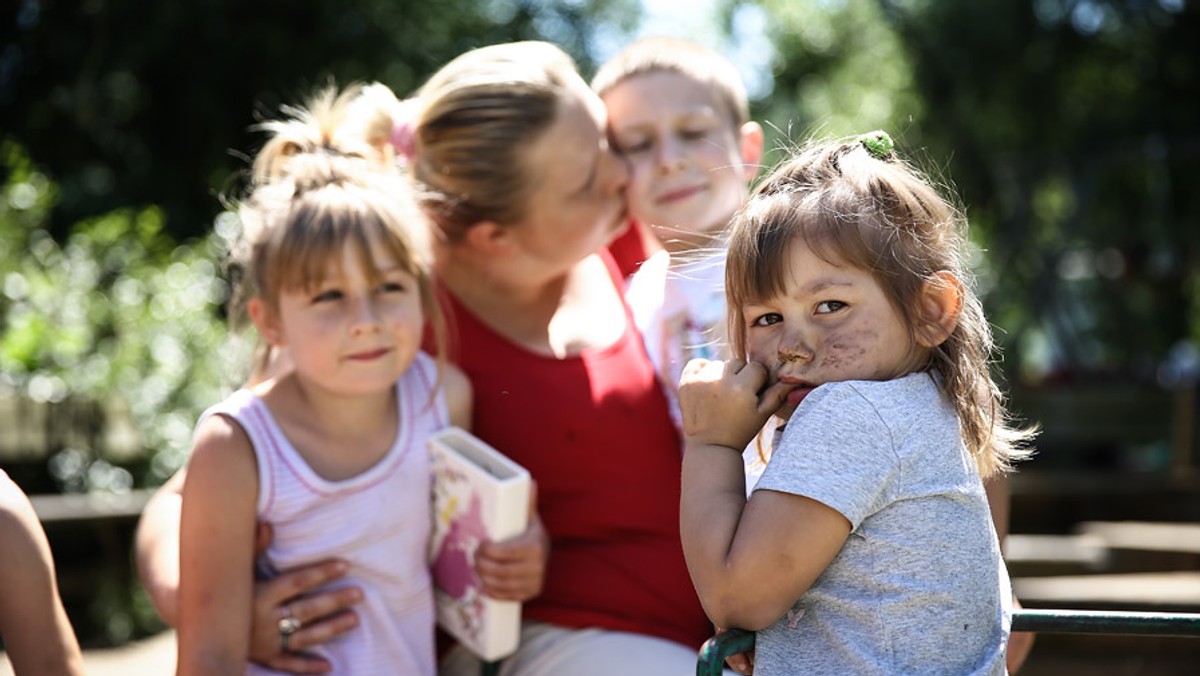 Dla jednych kobiet ośrodek stał się przystanią na jedną noc. Pobite i upokorzone czekają aż partner wytrzeźwieje i wracają do swojego piekła. Dla drugich ośrodek jest domem na lata – przytulnym i bezpiecznym. Teraz mogą go jednak stracić.