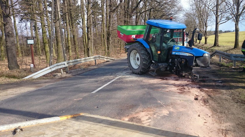 W Krasnej Górze BMW zderzyło się z traktorem