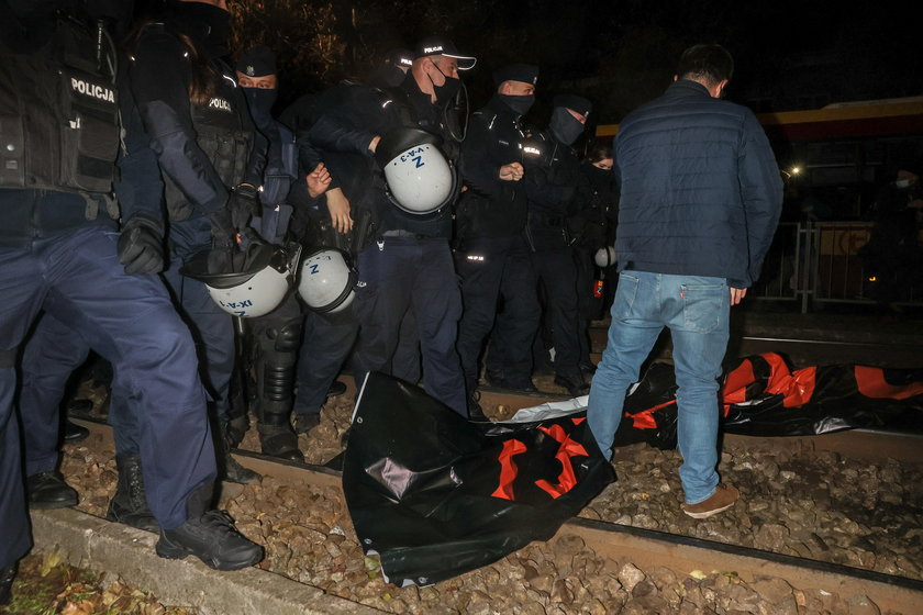 Trybunał Konstytucyjny zaostrzył prawo aborcyjne. Protesty pod siedzibą PiS