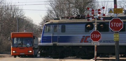 Dziecko ranne. Gimbus wjechał pod pociąg