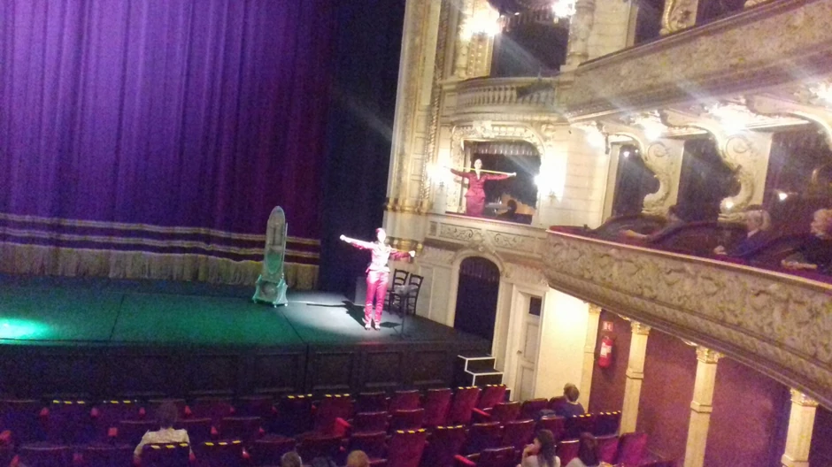 Publika dezinfikuje ruke kad ulazi u zgradu i dobija crveno-bele maske kojej e dizajnirala kostimografkinja ManuelaPaladin. Sedišta u gledalištu su proređena,a između ložaje postavljenpleksiglas