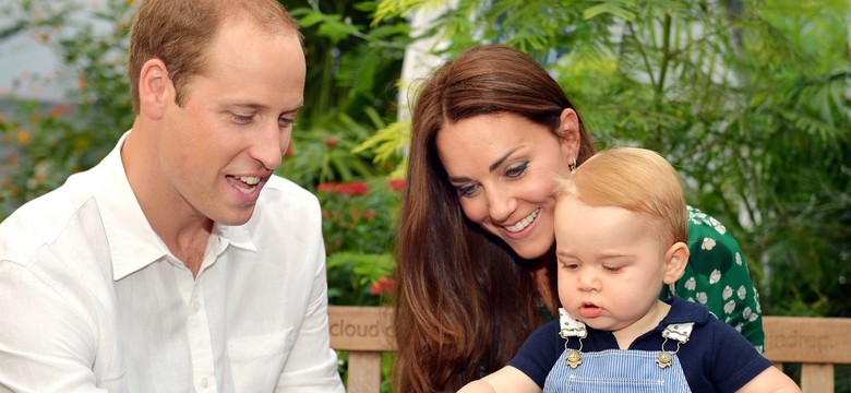 Mały książę obchodzi pierwsze urodziny. "Royal baby" już chodzi. ZDJĘCIA