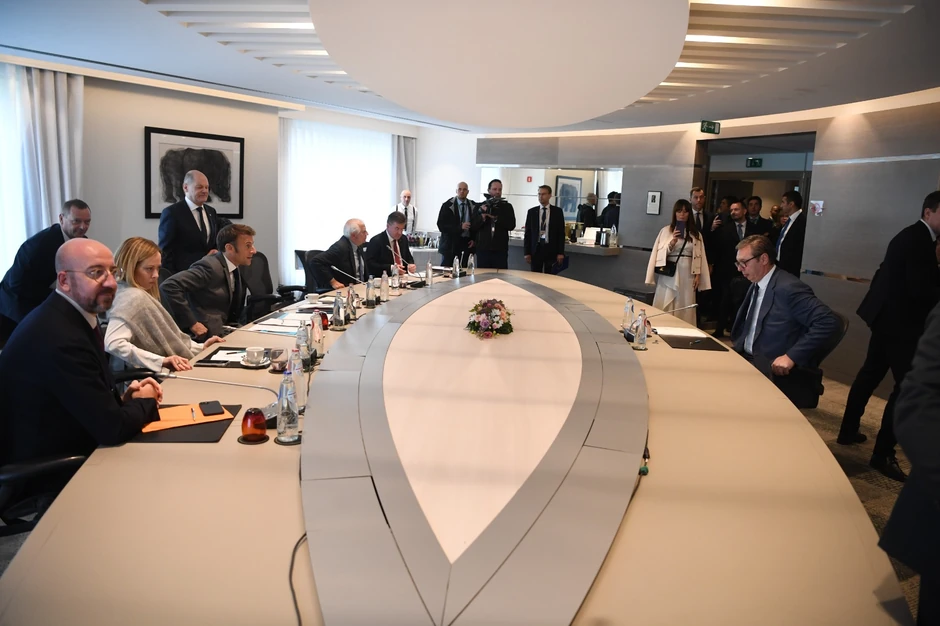 Prvi sastanak sa predstavnicima EU i velikom trojkom trajao je nešto više od 20 minuta