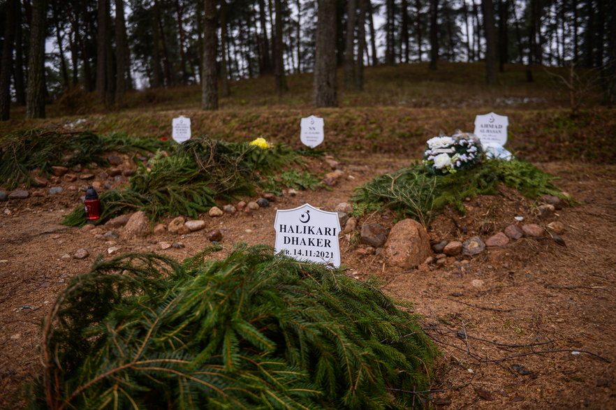 Groby migrantów, którzy zmarli na polsko-białoruskiej granicy. Bohoniki, 13 stycznia 2022 r.