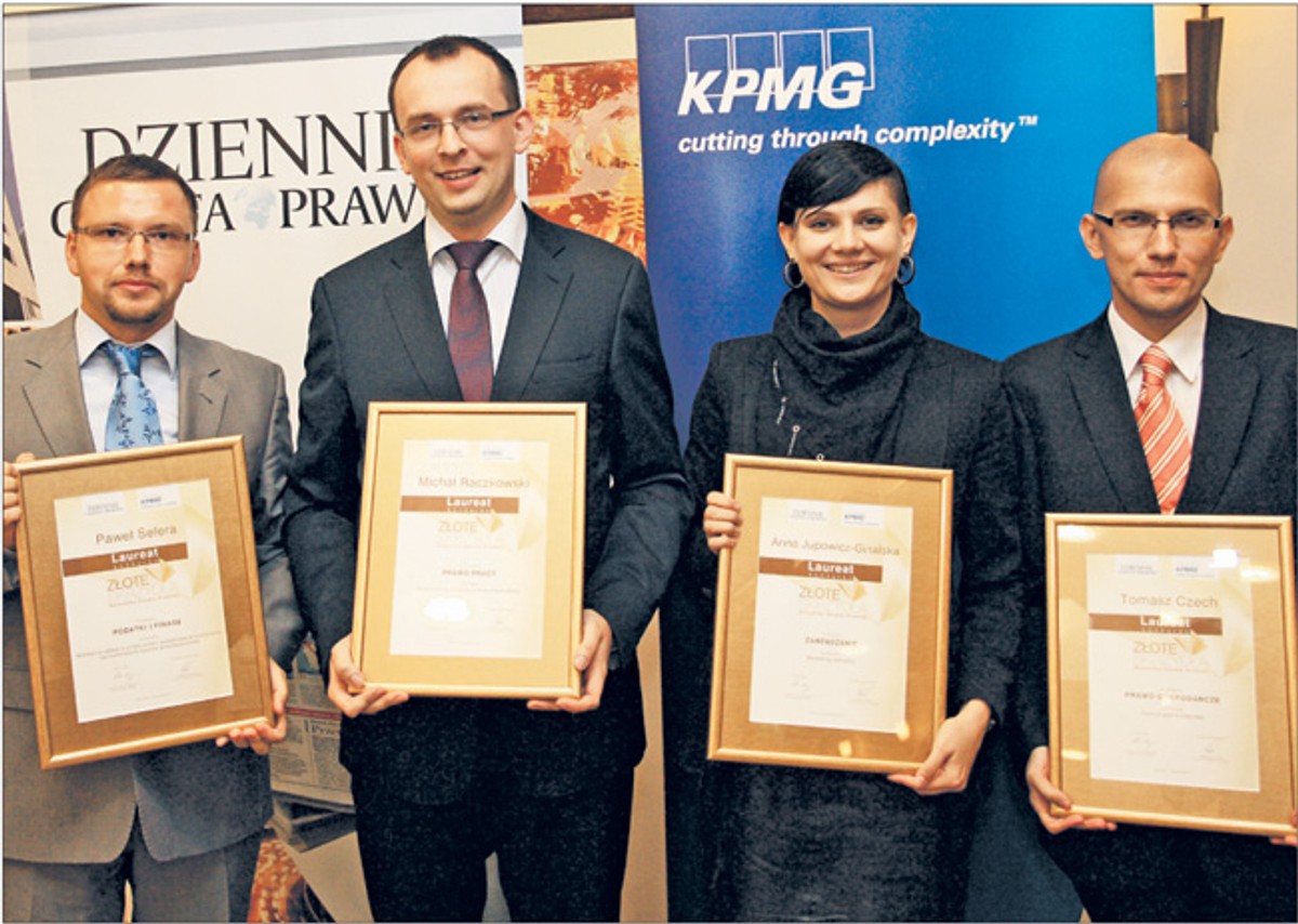 Gala Złote Skrzydła „Dziennika Gazety Prawnej” (stoją od lewej): Paweł Selera, laureat w kategorii podatki, Michał Raczkowski, laureat w kategorii prawo pracy i ubezpieczeń społecznych, Anna Jupowicz-Ginalska, laureatka w kategorii zarządzanie oraz Tomasz Czech, laureat w kategorii prawo gospodarcze Fot. Wojciech Górski