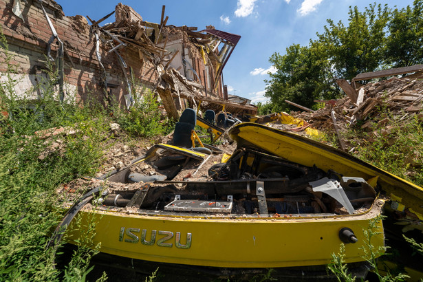 Zniszczony w wyniku rosyjskiego ataku budynek i autobus w mieście Kupiańsk w obwodzie charkowskim