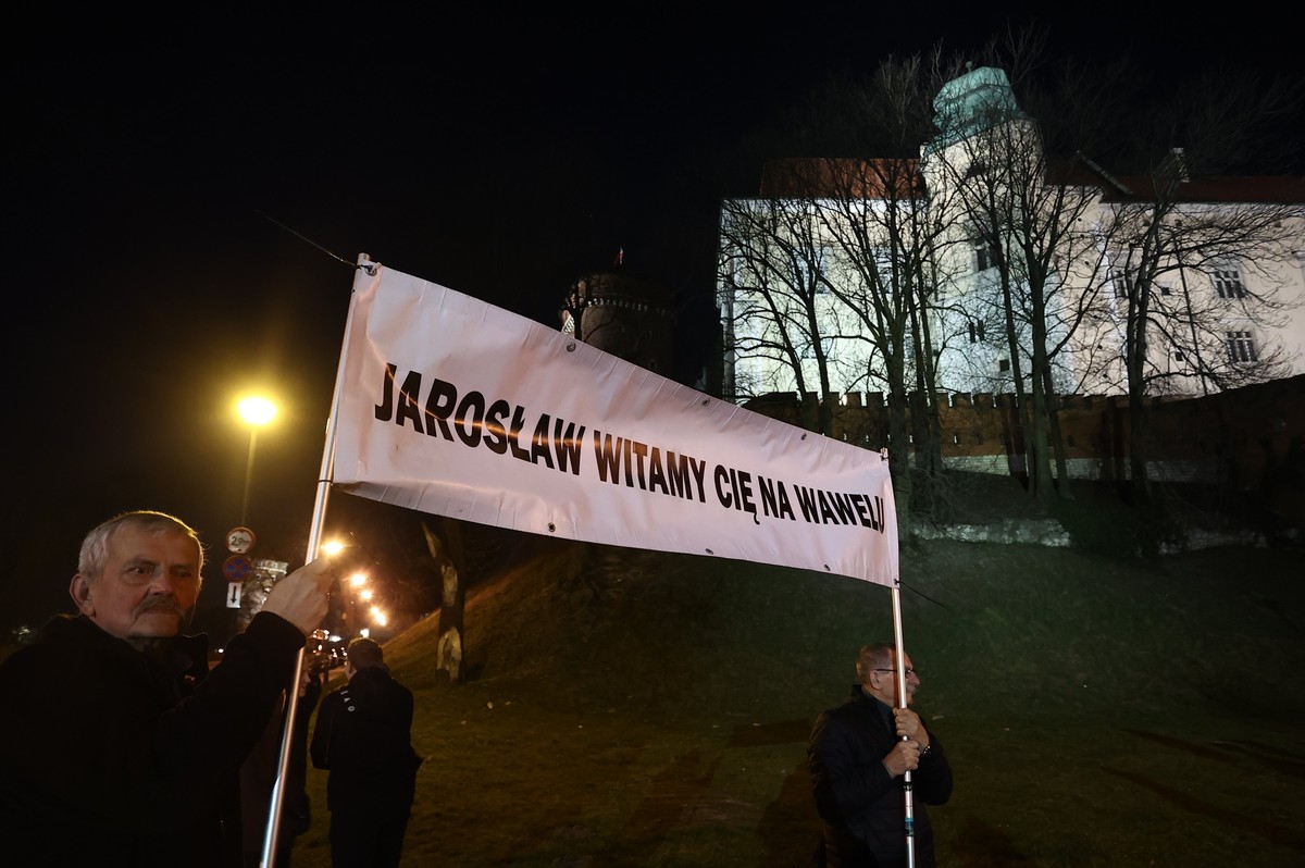 Kolejna miesiecznica pogrzebu Lecha i Marii Kaczynskich w Krakowie