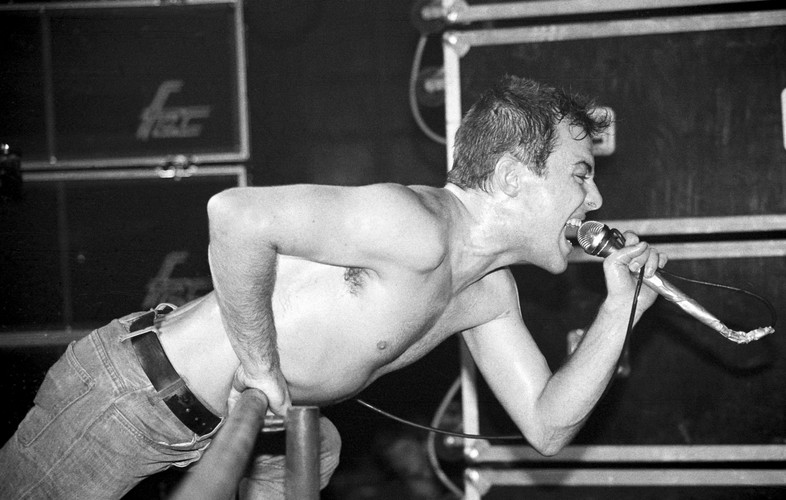 <b>Jarocin Festival. JAROCIN, 20 – 22.07.</b>Wokalista i współzałożyciel legendy punk rocka, kalifornijskiej kapeli <b>Dead Kennedys</b> – Jello Biafra – jego występu podczas Jarocina nie można przegapić. Tym bardziej że wraz ze swoim obecnym zespołem The Guantanamo School of Medicine wykona m.in. numery Dead Kennedys. Na pewno w line upie nie zabraknie ich klasyka „California Über Alles”. Zagrają również holenderskie metalowo-gotyckie Within Temptation oraz nowojorski Biohazard (na zdj.), który zaprezentuje materiał z najnowszej płyty „Reborn in Defiance”. Wśród polskich kapel pamiętające dawne edycje Jarocina KSU i TZN Xenna. 30-lecie grania będzie obchodził Kult. Do Jarocina śmiało można przyjeżdżać z dziećmi, bo organizatorzy przygotowali specjalne Tęczowe Przedszkole z programem skierowanym do najmłodszych.
