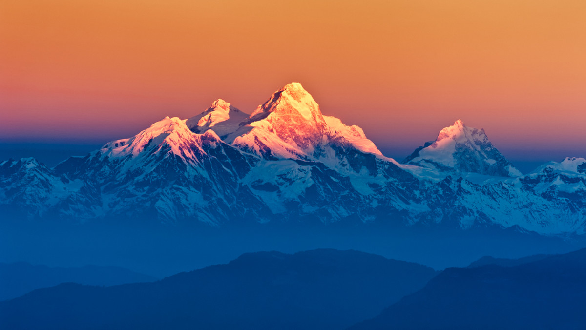 Mount Everest widziany z oddali wydaje się nieskazitelnym monolitem ze skały i lodu. Niestety iluzja pryska, gdy przyjrzymy mu się z bliska. Pokolenia wspinaczy pozostawiły na zboczach najwyższej góry świata górę śmieci... Nepalskie władze postanowiły właśnie zmierzyć się z problemem i zorganizowały największe w historii sprzątanie pod Everestem.