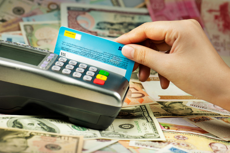 MF proponuje też w projekcie wprowadzenie obowiązku informowania konsumentów o wszelkich opłatach związanych z przyjmowaniem zapłaty kartą.