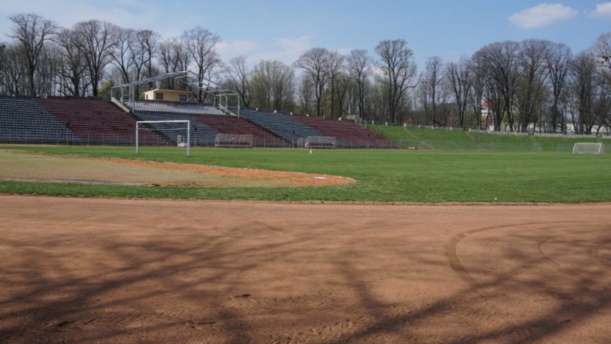 11,5 mln złotych ma kosztować gruntowna modernizacja stadionu lekkoatletycznego w Raciborzu. Na obiekcie przy ulicy Zamkowej powstanie m.in. bieżnia, boisko i rozbiegi skoczni o tyczce. Inwestycja ma być gotowa pod koniec przyszłego roku.