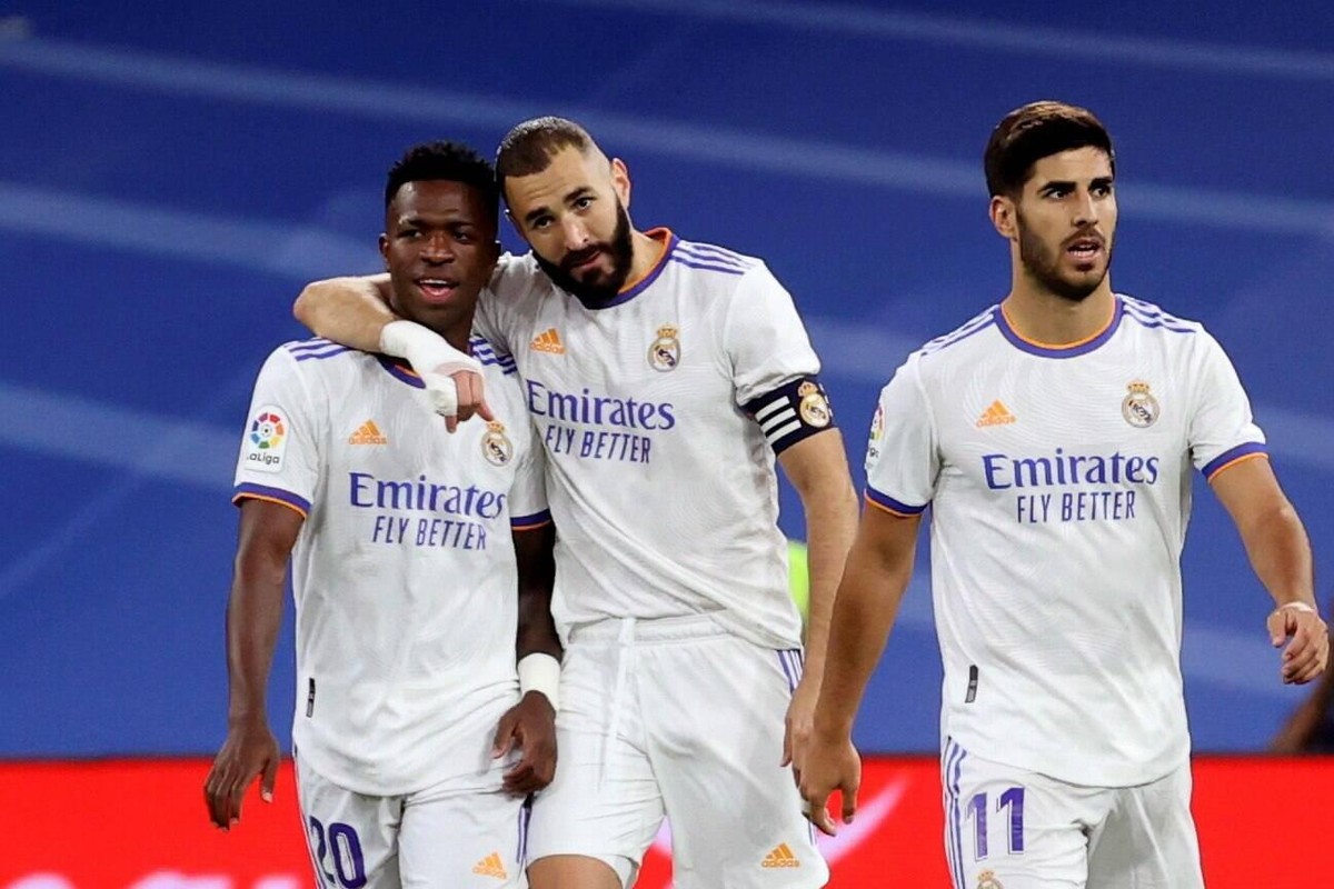 Piłkarze Realu Madryt Vinicius Jr (L), Karim Benzema (C) i Marco Asensio (P) celebrujący bramkę przeciwko RCD Mallorce
