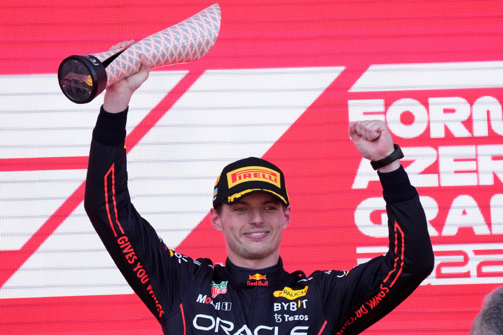 Holandský pilot formuly 1 Max Verstappen z tímu Red Bull oslavuje víťazstvo na Veľkej cene Azerbajdžanu.