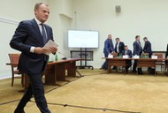 Donald Tusk podczas przerwy w trakcie przesłuchania przez sejmową komisję śledczą ds. Amber Gold w 2018r.