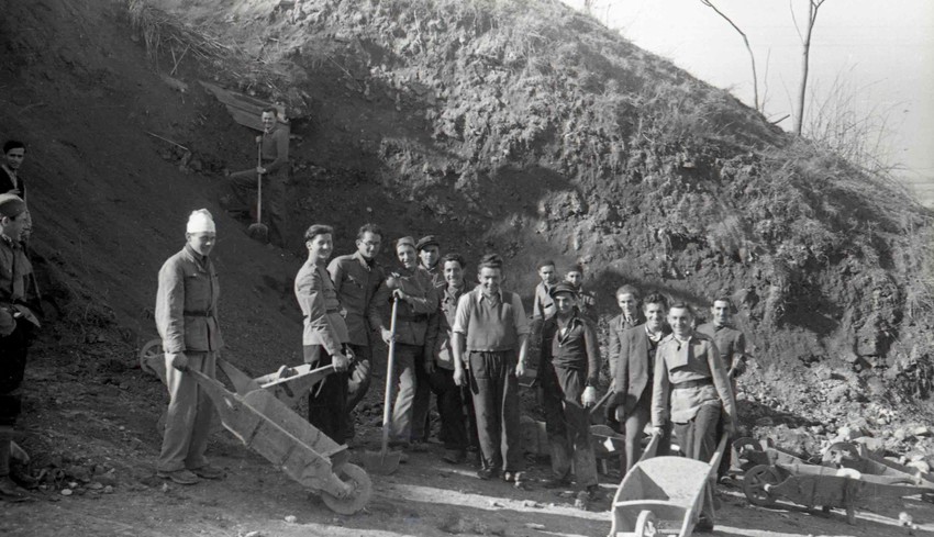 Pripadnici Nacionalne službe za obnovu Srbije na iskopavanju Kalemegdana 1942