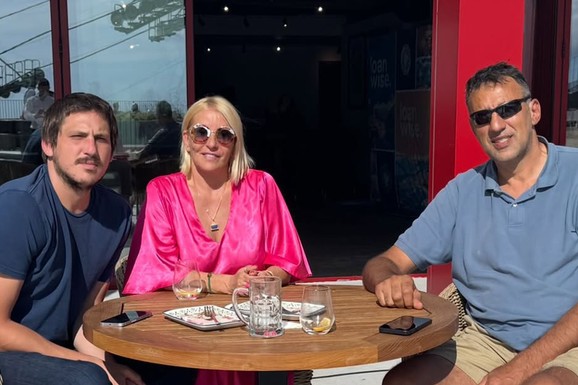 OVO JE MLAĐI SIN ANE I VLADE DIVCA KOJEG RETKO VIĐAMO Porodica ima veliki razlog za slavlje, majka mu se obratila emotivnim rečima: "LEPA DUŠO, VOLIMO TE"