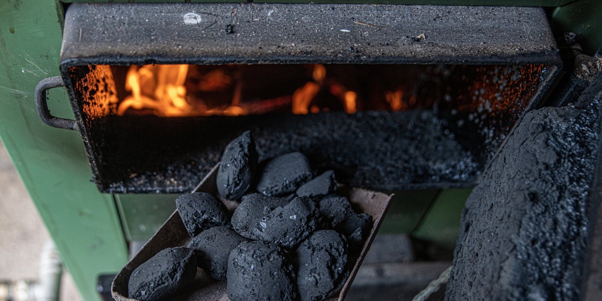 Poradnik dla samorządów dotyczący wypłaty dodatku węglowego — opublikowało Ministerstwo Klimatu i Środowiska. To odpowiedź resortu na liczne pytania z urzędów gmin, o niejasności w ustawie, na podstawie której ruszyło przyjmowanie wniosków o świadczenia w wysokości 3 tys. zł. Urzędnicy, rozpatrując wnioski, mają trzymać się wytycznych zawartych w poradniku.