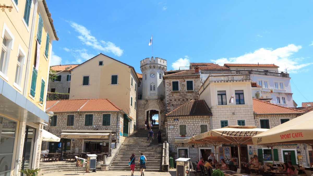 Žena se nepropisno parkirala u Herceg Novom - kad su videli poruku na šoferšajbni, zanemeli su