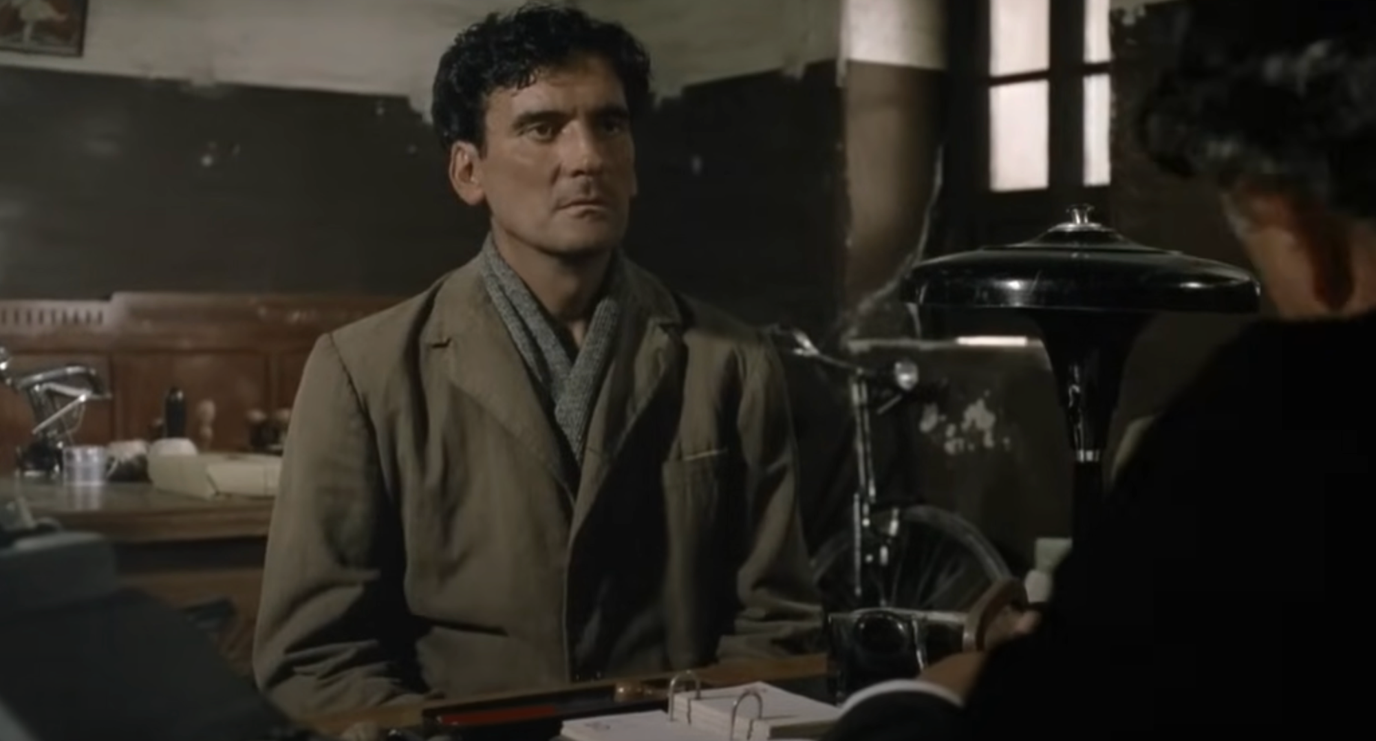 Taliansky herec Massimo Troisi vo filme Poštár.