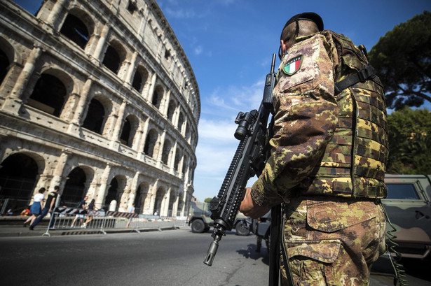 Włochy zaostrzają środki bezpieczeństwa i wydalają trzech obcokrajowców