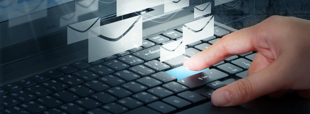 <b>17 sierpnia 1991 - Początek</b>
<br><br>
Data ta uznawana jest symbolicznie za początek internetu w Polsce. Tego dnia Rafał Pietrak pracownik Wydziału Fizyki UW wysłał pierwszego e-maila po protokole TCP/IP do swojego kolegi z Uniwersytetu w Kopenhadze. Szybkość transmisji danych wyniosła 9600 bajtów na sekundę, a wiadomość szczęśliwie dotarła do adresata. 
<br><br>
23 sierpnia tego roku z Hamburga przychodzi pierwsza odpowiedź na maila wysłanego z Polski. W styczniu 1992 roku liczba internatów w Polsce przekroczyła 2000.