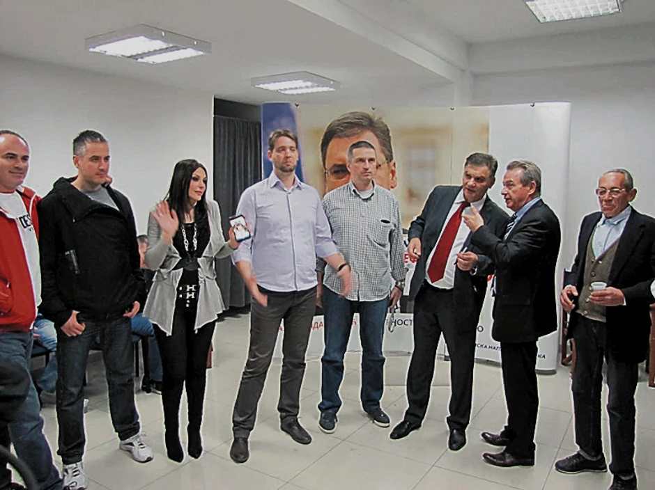 Dašić je zaposlen u Narodnoj banci, a kum je Radomira Nikolića