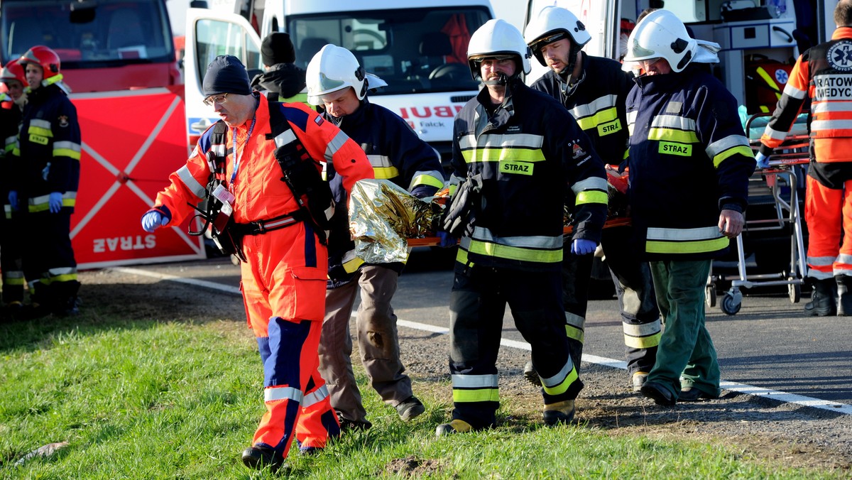 Dziś w Zespole Szkół Morskich w Darłowie żałoba po tragicznym wtorkowym wypadku w Słowinie. Prawdopodobnie potrwa do końca tygodnia – poinformował wicekurator zachodniopomorskiej oświaty Robert Stępień, który brał udział w nadzwyczajnej radzie pedagogicznej w ZSM.