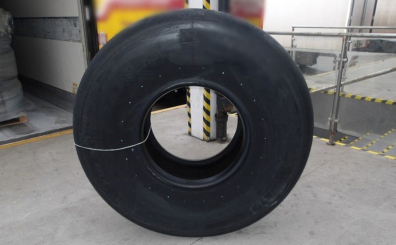 Krajowa Administracja Skarbowa (KAS) zatrzymała 5 ton opon do cywilnych samolotów Boeing