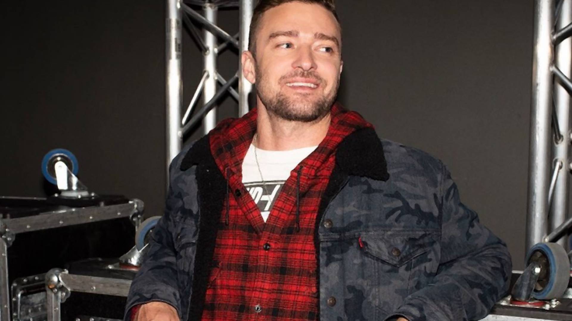 Tej zimy to Justin Timberlake wyznacza trendy. Wybraliśmy kurtki z futrzanym kołnierzem w stylu JT