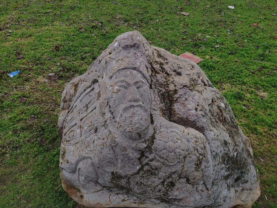 Misteriozni kamen u Bloku 44 na Novom Beogradu