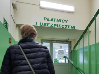 ZUS może dochodzić niesłusznie wypłaconego zasiłku bezpośrednio od płatnika składek, czyli pracodawcy lub zleceniodawcy oraz innego podmiotu