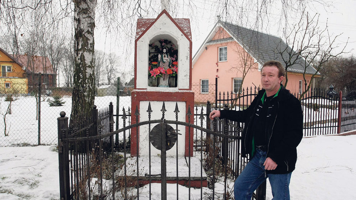 Kiezmark leży w gminie Cedry Wielkie, w sercu nostalgicznych Żuław, nad Wisłą, tuż przy najdalej wysuniętym na północ moście. Czasem, prosto z tego mostu, skręcają tu turyści. Wieś nie chce być na ludzkich językach.