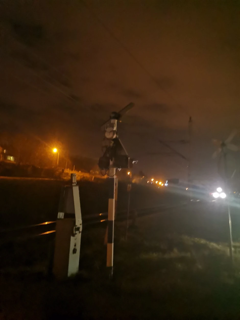 U daljini vide se svetla voza