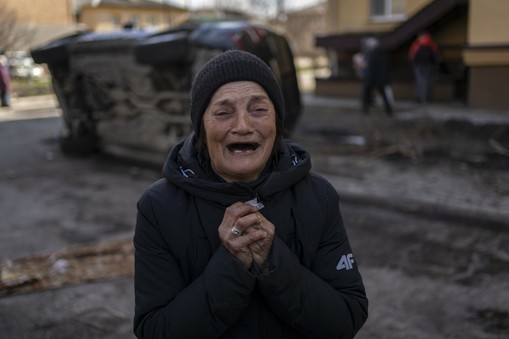 Kobieta opłakuje męża zamordowanego przez Rosjan. Bucza, Ukraina