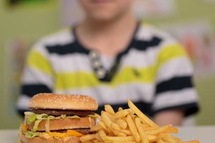 Wielka Brytania zakaże reklamy śmieciowego jedzenia między 5:30 a 21. Także w sieci