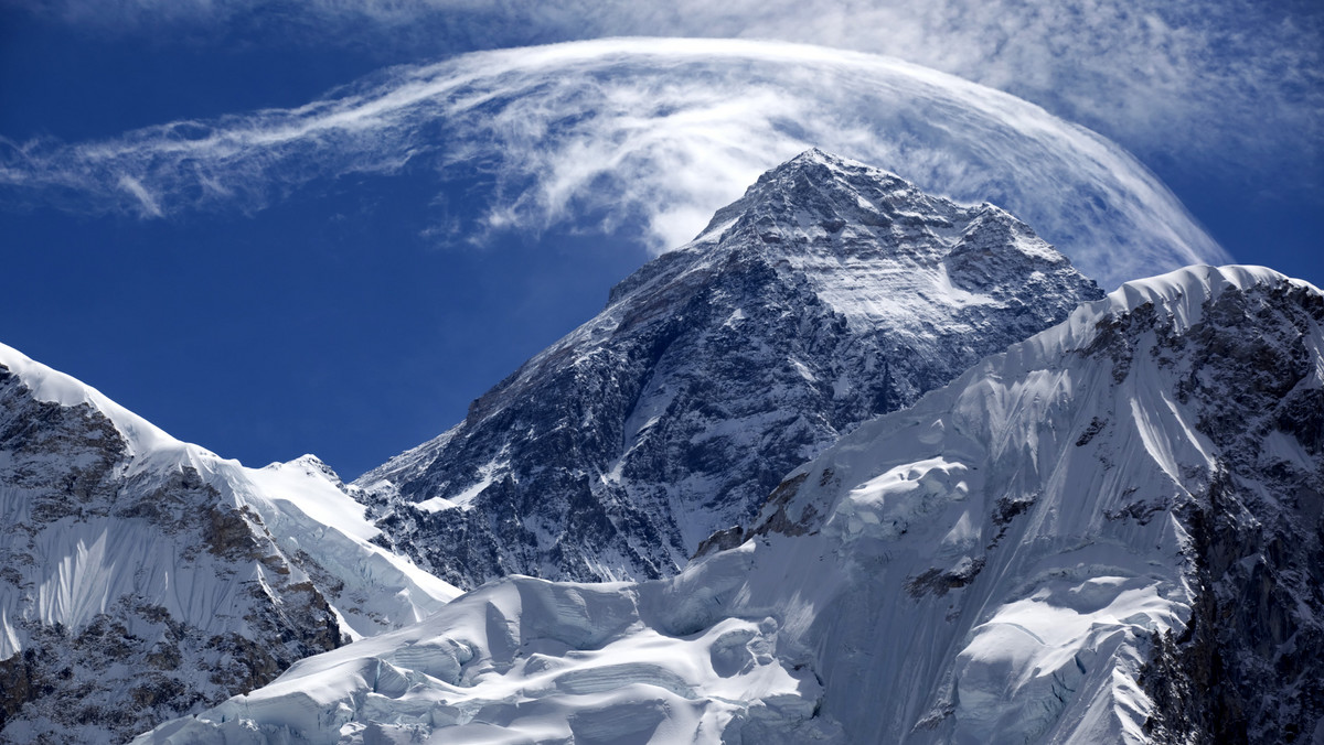 Nepal po raz pierwszy zmierzy najwyższy szczyt globu - Mount Everest. Celem jest sprawdzenie, czy na jego wysokość miało wpływ trzęsienie ziemi, które dotknęło kraj w 2015 roku - poinformował rząd nepalski.