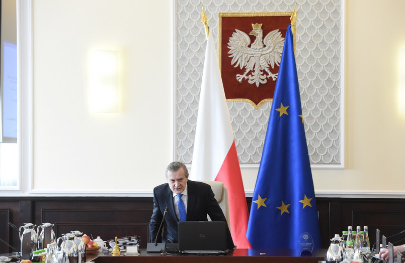 Wicepremier Piotr Gliński na fotelu premier Beaty Szydło