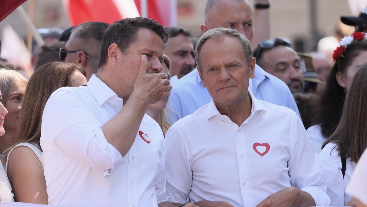 Przewodniczący PO Donald Tusk i prezydent Warszawy Rafał Trzaskowski na czele marszu 4 czerwca w Warszawie