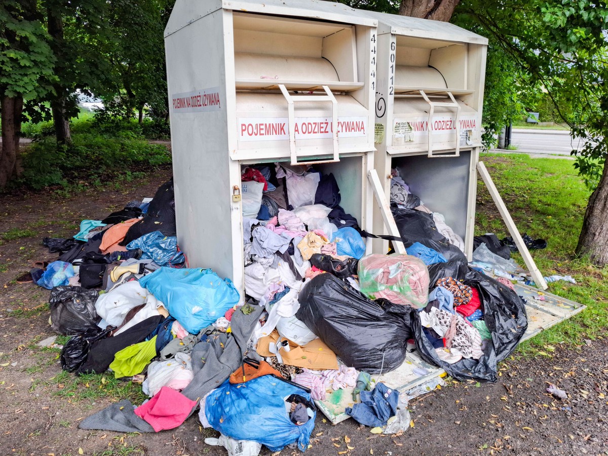 Pojemniki przepełnione, firmy rezygnują. Używana odzież trafia do kominka albo lasu