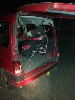 Pijana kobieta wiozła 3-letnie dziecko w bagażniku. FOTO